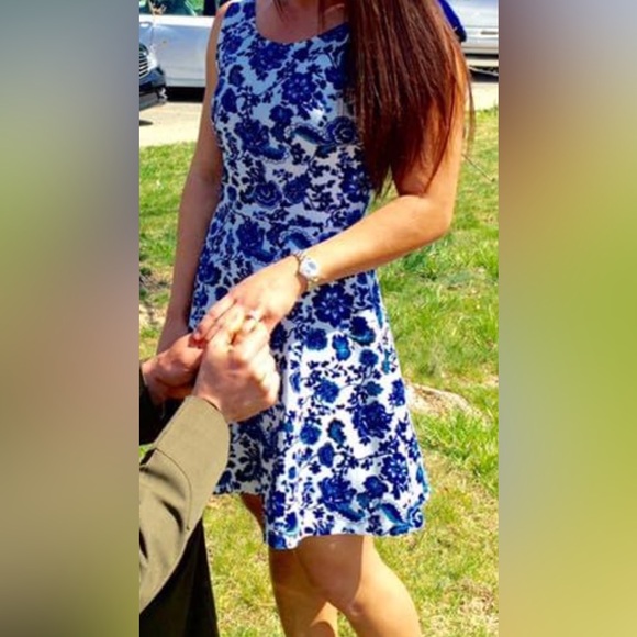 💙💙FLATTERING DRESS💙💙 - Picture 3 of 3